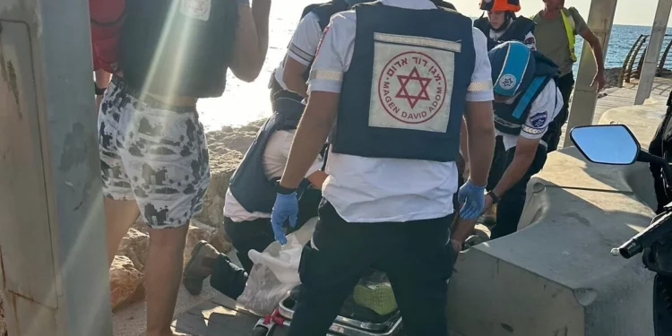 Los médicos atienden a un hombre de Nahariya herido por el lanzamiento de cohetes de Hezbolá el 23 de octubre de 2024. (Magen David Adom)