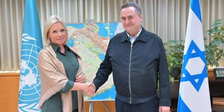 El ministro de Defensa, Israel Katz, se reúne con Jeanine Hennis-Plasschaert, enviada especial de la ONU para el Líbano, en Tel Aviv, el 26 de noviembre de 2024. (Portavoz del Ministerio de Defensa)