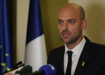 El ministro de Asuntos Exteriores de Francia, Jean-Noel Barrot, ofrece una conferencia de prensa en Jerusalén el 7 de octubre de 2024, tras su reunión con su homólogo israelí. (Ahmad Gharabli/AFP)