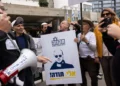 La gente protesta en apoyo de Eli Feldstein y el soldado israelí acusado de filtrar documentos clasificados frente al Tribunal de Distrito de Tel Aviv, el 27 de noviembre de 2024. (Miriam Alster/Flash90)