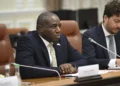 El ministro de Asuntos Exteriores del Reino Unido, David Lammy, asiste a una reunión bilateral con el primer ministro ucraniano, Denys Shmyhal (no aparece en la foto) y otros funcionarios el miércoles 11 de septiembre de 2024 en Kiev, Ucrania. (Leon Neal/Pool vía AP)