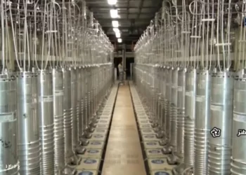 Centrifugadoras alineadas en una sala de la planta de enriquecimiento de uranio en Natanz, Irán, en una imagen fija de un video emitido por la empresa de radiodifusión de la República Islámica de Irán el 17 de abril de 2021, seis días después de que la sala sufriera daños en un misterioso ataque. (IRIB vía AP)