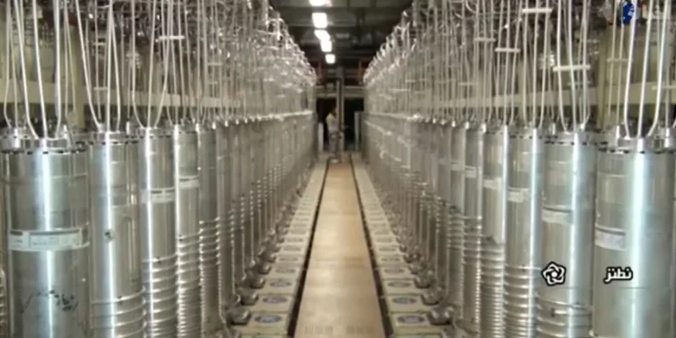Centrifugadoras alineadas en una sala de la planta de enriquecimiento de uranio en Natanz, Irán, en una imagen fija de un video emitido por la empresa de radiodifusión de la República Islámica de Irán el 17 de abril de 2021, seis días después de que la sala sufriera daños en un misterioso ataque. (IRIB vía AP)