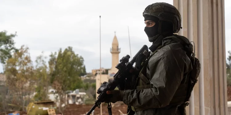 Un soldado de la 146 División hace guardia en el sur del Líbano en medio de un alto el fuego con Hezbolá, en una foto publicada el 27 de noviembre de 2024. (Fuerzas de Defensa de Israel)