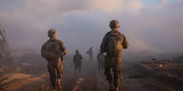 Se observa a tropas de las FDI operando en la Franja de Gaza en una imagen autorizada para su publicación el 25 de noviembre de 2024. (Fuerzas de Defensa de Israel)