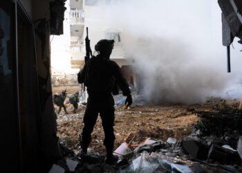 Tropas de la Brigada Nahal operan en Rafah, al sur de Gaza, en una foto difundida el 30 de noviembre de 2024. (Fuerzas de Defensa de Israel)
