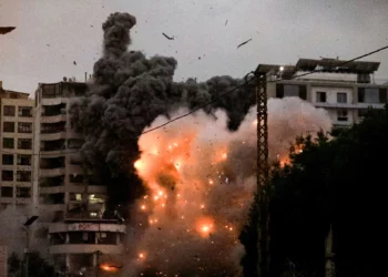 Una bola de fuego estalla en el lugar de un ataque aéreo israelí que tuvo como objetivo la zona de Tayouneh, en los suburbios del sur de Beirut, el 25 de noviembre de 2024. (AFP)