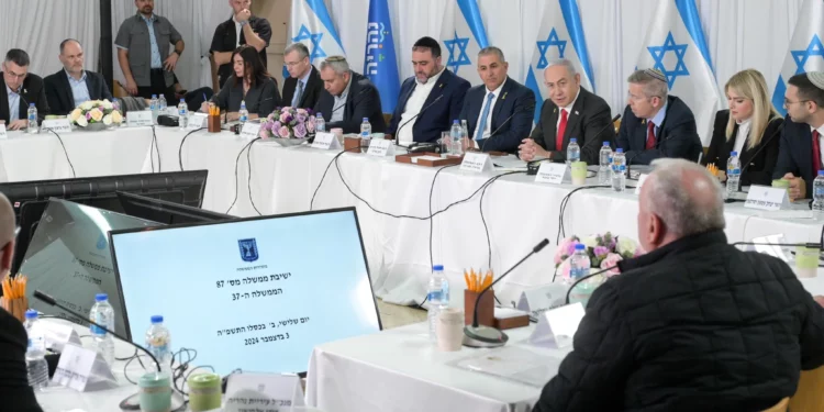 El primer ministro, Benjamin Netanyahu, cuarto desde la derecha, se dirige a los ministros en una reunión especial del gabinete en Nahariya, el 3 de diciembre de 2024. (Maayan Toaf/GPO)