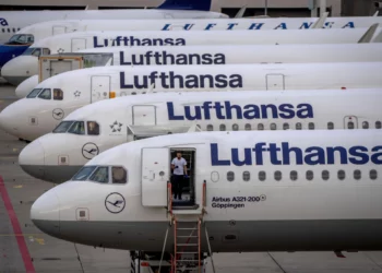 Aviones de Lufthansa estacionados en el aeropuerto de Frankfurt, Alemania, el 2 de septiembre de 2022. (Foto AP/Michael Probst, archivo)