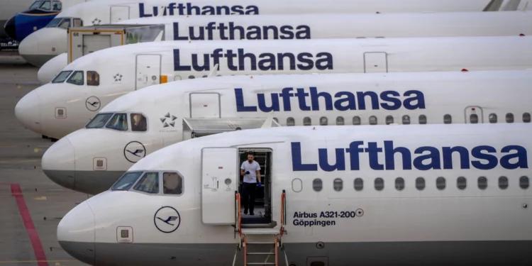 Aviones de Lufthansa estacionados en el aeropuerto de Frankfurt, Alemania, el 2 de septiembre de 2022. (Foto AP/Michael Probst, archivo)