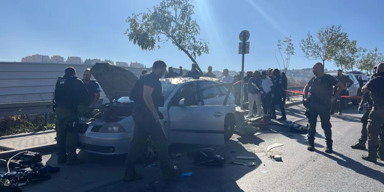 Las fuerzas de seguridad registran el coche de un sospechoso tras un intento de apuñalamiento en Jerusalén, el 23 de diciembre de 2024 (Policía de Israel)