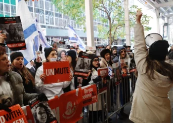 Manifestantes se reúnen frente a la sede de ONU Mujeres para pedir a la organización que condene las atrocidades de Hamás contra las mujeres el 7 de octubre de 2023, Nueva York, 2 de diciembre de 2024. (Foro de Familias de Rehenes)