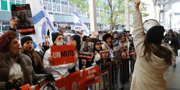 Manifestantes se reúnen frente a la sede de ONU Mujeres para pedir a la organización que condene las atrocidades de Hamás contra las mujeres el 7 de octubre de 2023, Nueva York, 2 de diciembre de 2024. (Foro de Familias de Rehenes)