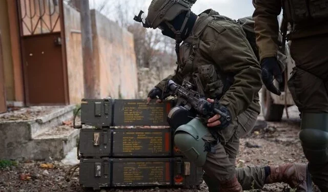 Un alijo de armas de Hezbolá encontrado por tropas en la zona de Wadi Saluki, en el sur del Líbano, en una foto difundida el 31 de diciembre de 2024. (Fuerzas de Defensa de Israel)