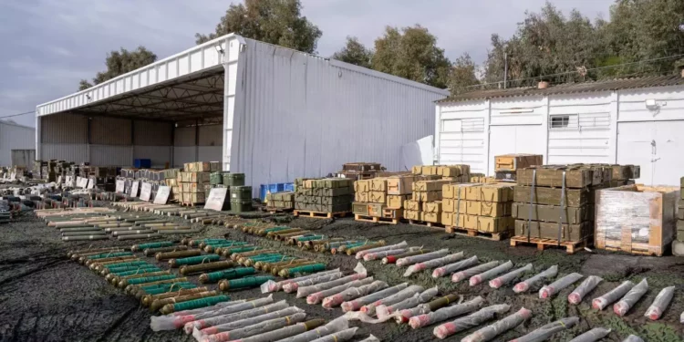 Armas y otros equipos de Hezbolá confiscados por las Fuerzas de Defensa de Israel durante su operación terrestre en el sur del Líbano se exhiben a los medios de comunicación en una base militar en el norte de Israel el 24 de diciembre de 2024. (Emanuel Fabian/Times of Israel)