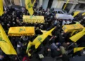 Los dolientes llevan los ataúdes de los combatientes de Hezbolá, muertos en los combates contra las tropas israelíes durante la guerra de los últimos dos meses, en su procesión fúnebre, en la aldea de Maarakeh, en el sur del Líbano, el viernes 29 de noviembre de 2024. (Foto AP/Hussein Malla)