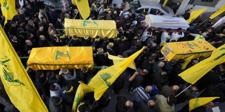 Los dolientes llevan los ataúdes de los combatientes de Hezbolá, muertos en los combates contra las tropas israelíes durante la guerra de los últimos dos meses, en su procesión fúnebre, en la aldea de Maarakeh, en el sur del Líbano, el viernes 29 de noviembre de 2024. (Foto AP/Hussein Malla)