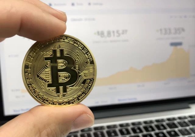 Bitcoin alcanza los $100,000 tras impulso por políticas de Trump
