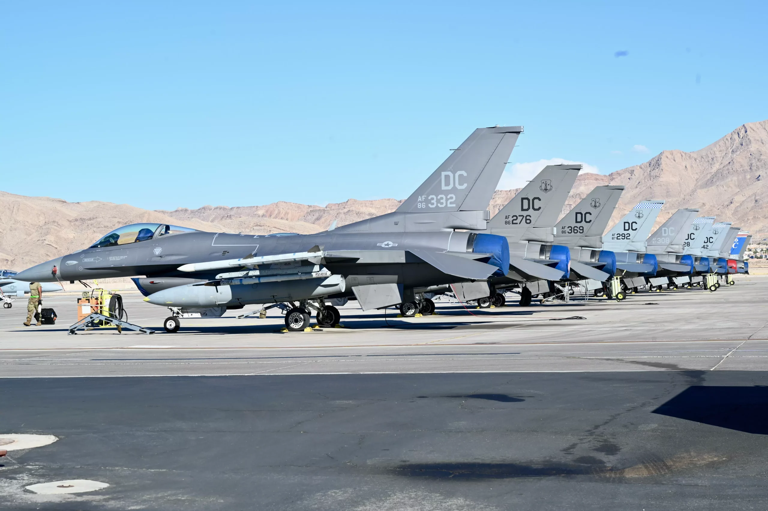 Miembros del 113.º Ala de la Guardia Nacional Aérea del Distrito de Columbia, desplegados en la Base Aérea Nellis, en apoyo del ejercicio Red Flag 23-3, del 17 de julio al 4 de agosto de 2023. (Crédito de la imagen: USAF / MSgt Arthur Wright)