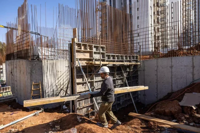 Trabajadores indios ocupan el lugar de palestinos en la construcción israelí