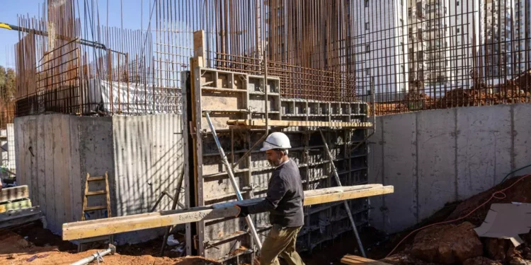Trabajadores indios ocupan el lugar de palestinos en la construcción israelí