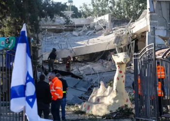 Una escuela cerca de Tel Aviv devastada por un misil hutí