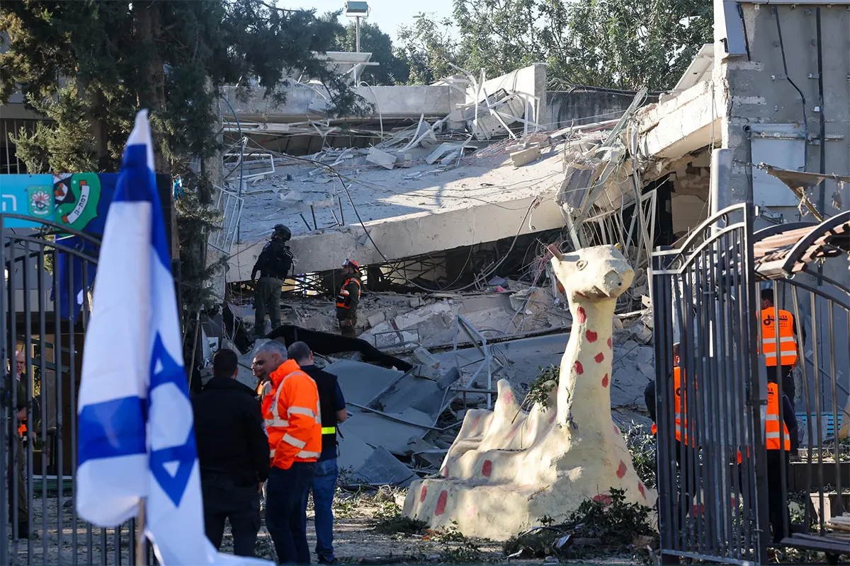 Una escuela cerca de Tel Aviv devastada por un misil hutí