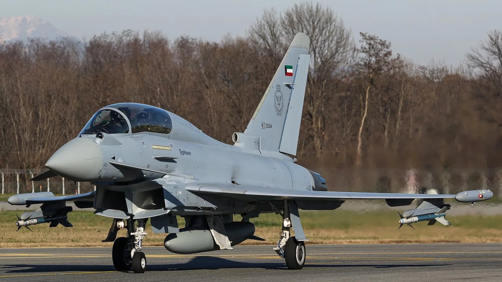 Un Eurofighter Typhoon kuwaití en movimiento. La Fuerza Aérea de Kuwait tiene 28 Typhoon, todos ellos equipados con el radar ECRS Mk 0 AESA. (Crédito de la imagen: Nils Aiosa)