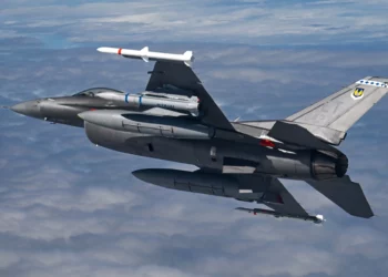 Un F-16 Fighting Falcon del 40.º Escuadrón de Pruebas de Vuelo vuela con un arma de ataque suplente en su riel el 7 de noviembre en la Base Aérea Eglin, Florida. (Fotografía de la Fuerza Aérea de EE. UU. por el Sargento Blake Wiles)