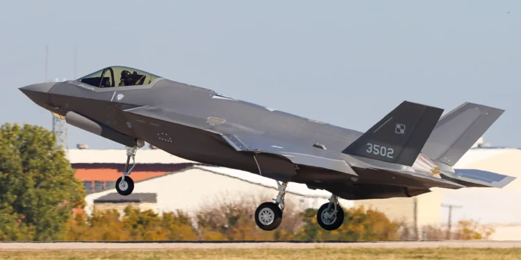 El primer F-35A de la Fuerza Aérea Polaca despega para su vuelo inaugural (Imagen, crédito: Gherardo Fontana)