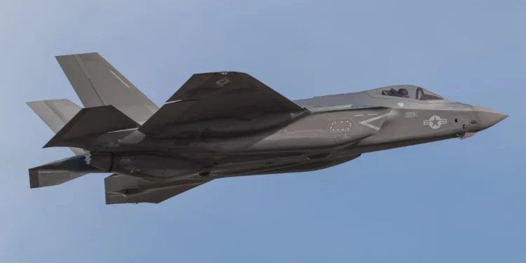 El F-35C CF-100, el F-35C número 100 fabricado, durante un vuelo de prueba en Fort Worth, Texas, el 16 de noviembre de 2024. (Crédito de la imagen: Sam Combs)