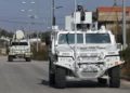 Vehículos de la Fuerza Provisional de las Naciones Unidas en el Líbano (FPNUL) patrullan la ciudad de Marjayoun, en el sur del Líbano, cerca de la frontera con Israel, el 29 de noviembre de 2024. (AFP)