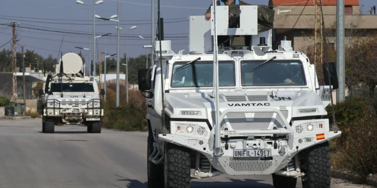 Vehículos de la Fuerza Provisional de las Naciones Unidas en el Líbano (FPNUL) patrullan la ciudad de Marjayoun, en el sur del Líbano, cerca de la frontera con Israel, el 29 de noviembre de 2024. (AFP)
