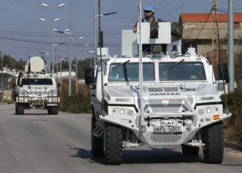 Vehículos de la Fuerza Provisional de las Naciones Unidas en el Líbano (FPNUL) patrullan la ciudad de Marjayoun, en el sur del Líbano, cerca de la frontera con Israel, el 29 de noviembre de 2024. (Foto de AFP)