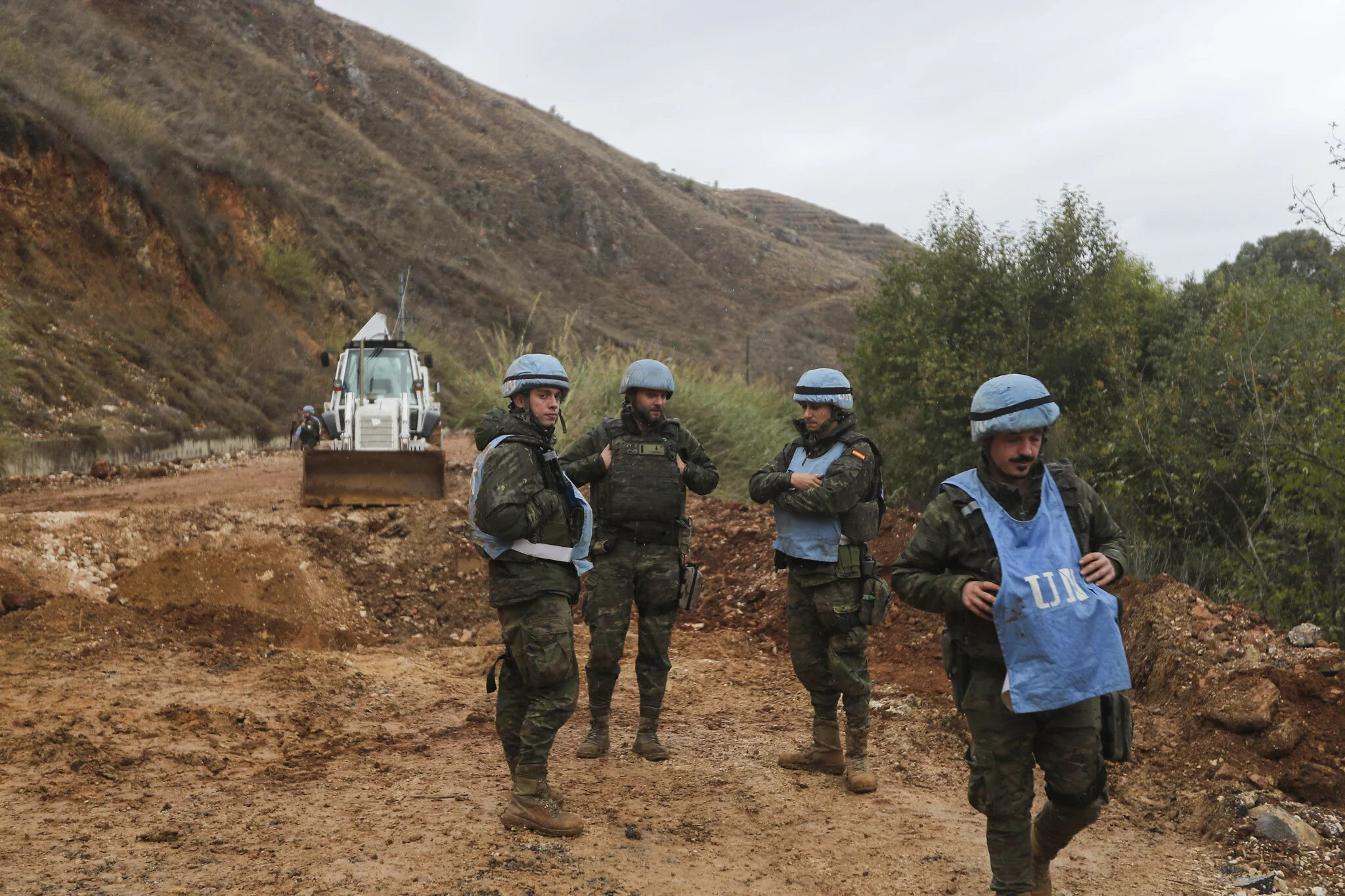 Las fuerzas de paz de la FPNUL aseguran la zona en Khardali, en el sur del Líbano, tras un alto el fuego entre Israel y Hezbolá el miércoles 27 de noviembre de 2024. (Foto AP/Mohammed Zaatari)