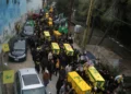 Los dolientes llevan los ataúdes de los combatientes de Hezbolá que murieron durante la reciente guerra con Israel, durante su procesión fúnebre en la aldea de Kherbet Selm, en el sur del Líbano, el 4 de diciembre de 2024. (MAHMOUD ZAYYAT / AFP)