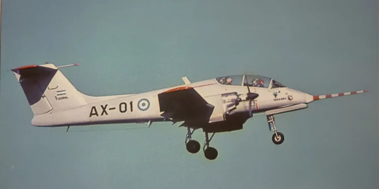 El primer prototipo del IA-58 voló el 20 de agosto de 1969, con matrícula AX01, realizó su primer vuelo (privado) de quince minutos bajo el mando del mayor Roberto Starc. Al día siguiente, realizó un segundo vuelo ante las autoridades de la Fuerza Aérea Argentina, de treinta y cinco minutos de duración. (Crédito de la imagen: Wikimedia Commons)