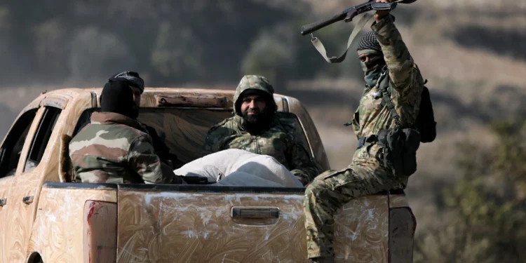 Rebeldes sirios avanzan hacia Hama tras capturar Alepo