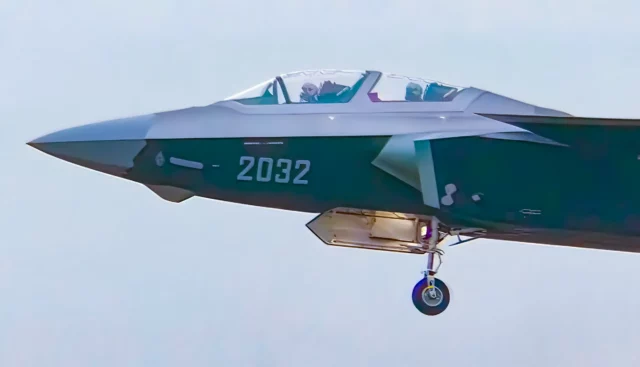 China prueba un J-20S biplaza con el avanzado motor WS-15