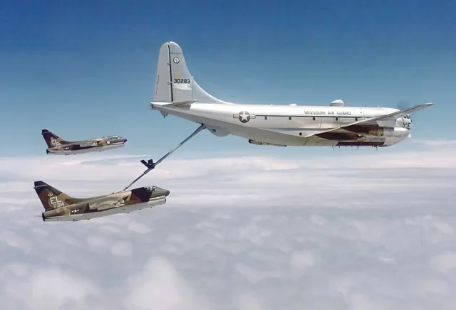 Del KC-97 al KC-46: una breve historia de los aviones cisterna