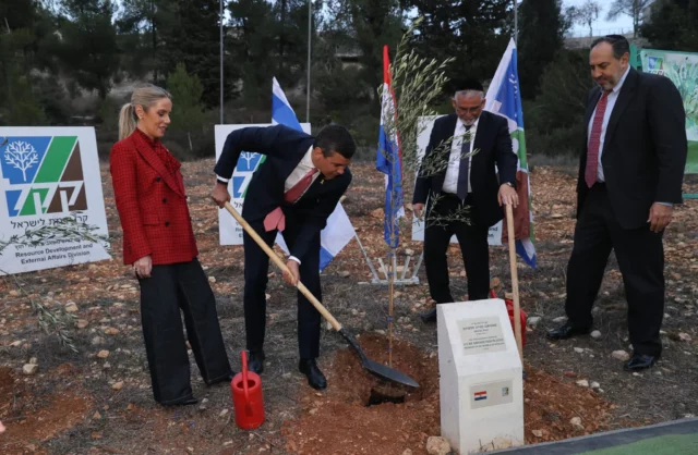 Presidente de Paraguay planta árbol en Jerusalén como símbolo de amistad