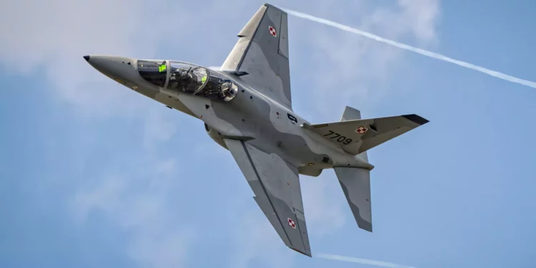 Demostración del M-346 de la Fuerza Aérea polaca durante el espectáculo aéreo de Radom 2023. (Crédito de la imagen: Jacek Siminski)