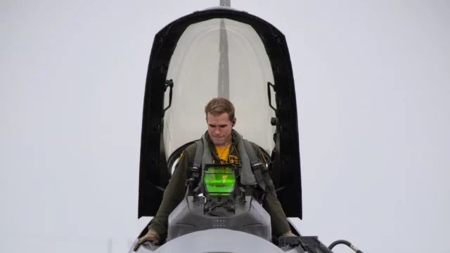 Cómo Elbit mejora la pantalla de visualización frontal del F-16