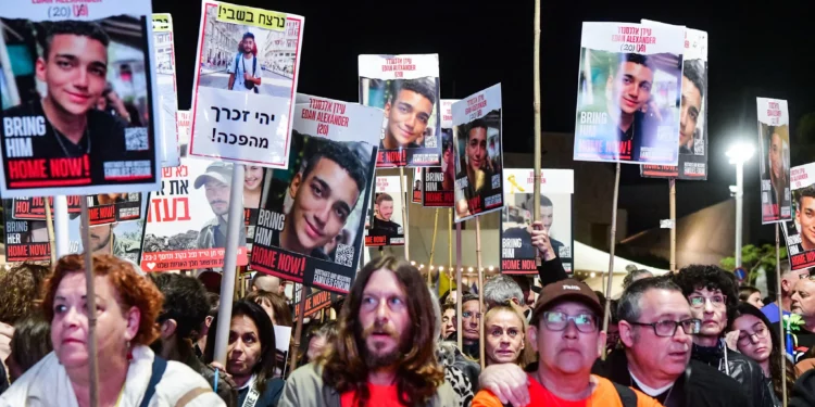 La gente asiste a una manifestación en Tel Aviv para pedir la liberación de los israelíes tomados como rehenes por terroristas de Hamás en Gaza, el 30 de noviembre de 2024. (Avshalom Sassoni/Flash90)