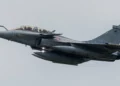 Un Rafale B del Ejército del Aire y del Espacio sale de la base aérea Paya Lebar de Singapur rumbo al ejercicio Pitch Black 2024. El Rafale ya está equipado con el TALIOS, pero el TALIOS mejorado con IA amplificará aún más su ya importante tecnología. (Crédito de la imagen: Justin Tang, @airbornearchives en Instagram)