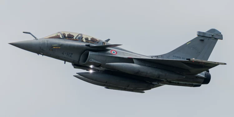 Un Rafale B del Ejército del Aire y del Espacio sale de la base aérea Paya Lebar de Singapur rumbo al ejercicio Pitch Black 2024. El Rafale ya está equipado con el TALIOS, pero el TALIOS mejorado con IA amplificará aún más su ya importante tecnología. (Crédito de la imagen: Justin Tang, @airbornearchives en Instagram)