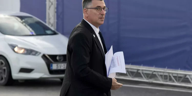 El ministro de Asuntos Exteriores, Gideon Sa'ar, llega para asistir a una sesión plenaria de la 31ª cumbre ministerial de la Organización para la Seguridad y la Cooperación en Europa, en Ta'Qali, Malta, el 5 de diciembre de 2024. (AP/Miguela Xuereb)