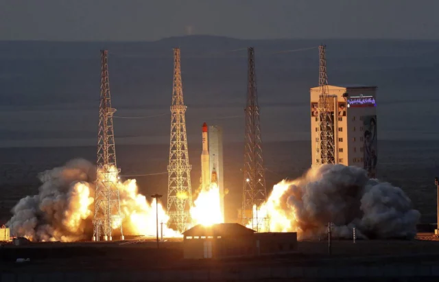 Irán anuncia exitoso lanzamiento espacial con el cohete Simorgh