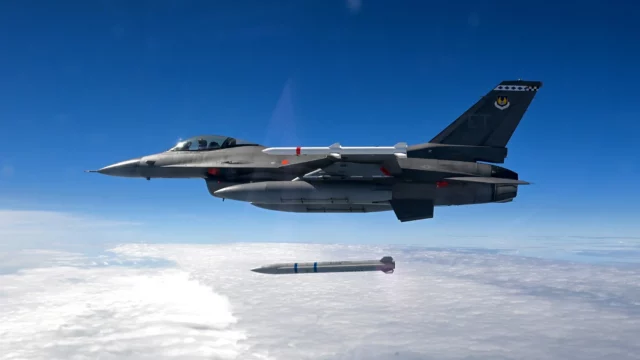 La Fuerza Aérea prueba con éxito el misil SiAW desde un F-16C