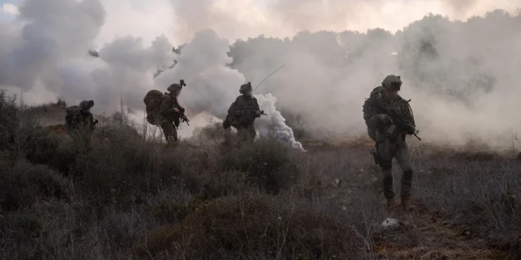 Tropas de la 98 División de las Fuerzas de Defensa de Israel operan en el sur del Líbano, en una fotografía difundida el 15 de diciembre de 2024. (Fuerzas de Defensa de Israel)